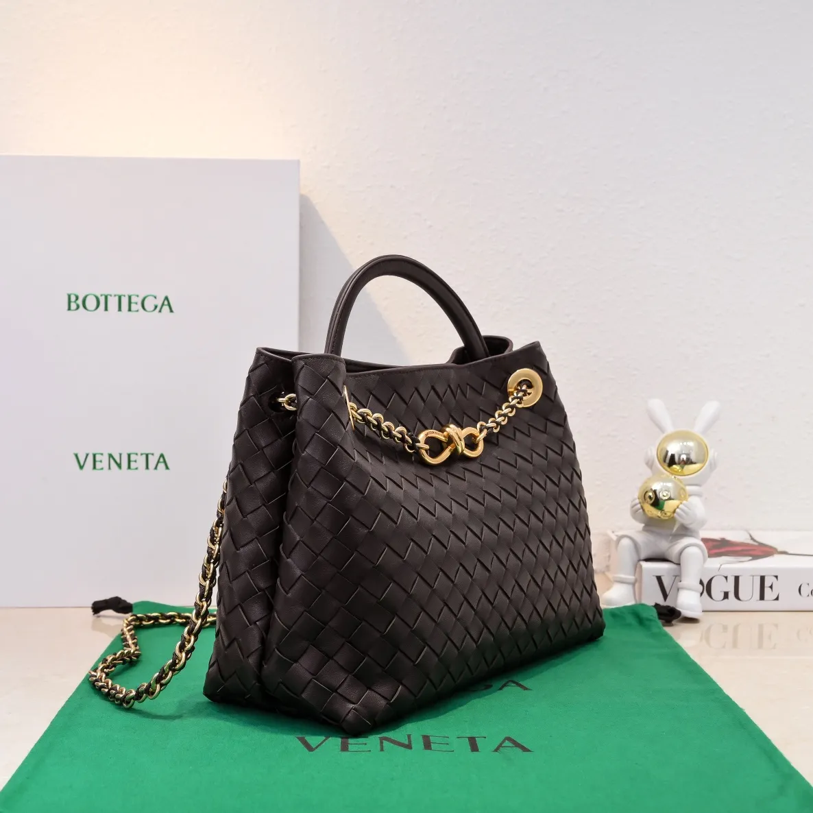 Batch 2460 BOTTEGA VENETA 2024 spring and summer new small ANDIAMO chain bag is also available! 🔥🔥I believe many friends have been waiting for a long time. The metallic chain adds a touch of sophistication to the original softness and elegance of Andiamo. The collision of classic craftsmanship and elegance creates a different kind of beauty. Style number: 6009 Size: 32*24*12cm